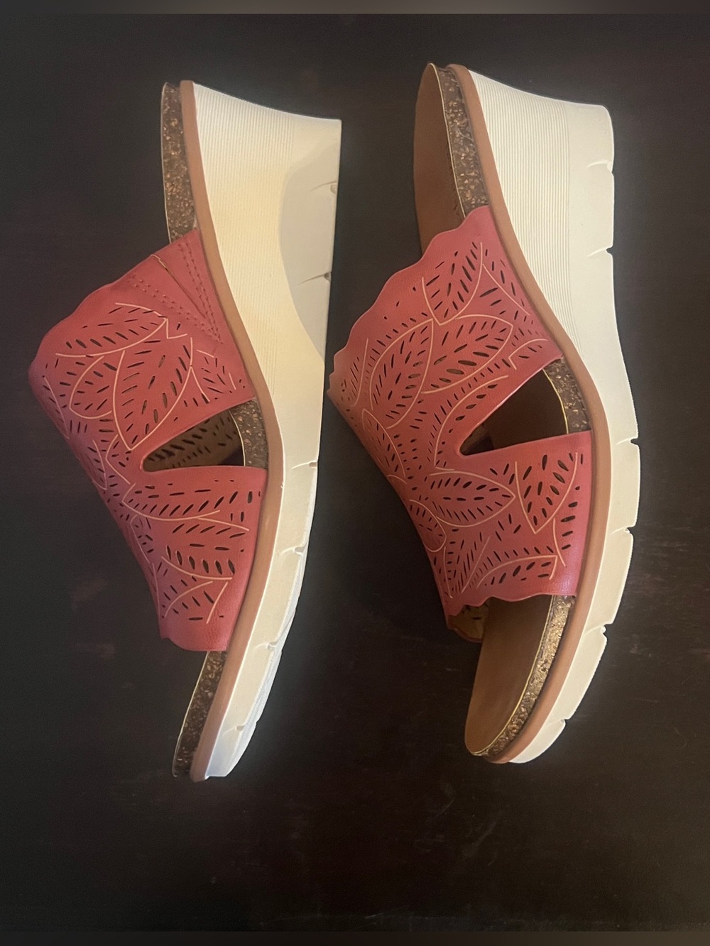 Baretraps Comfort Slide Sandals Women’s 7.5 Coral Pink Laser Cut Floral Comfort - Picture 3 of 7